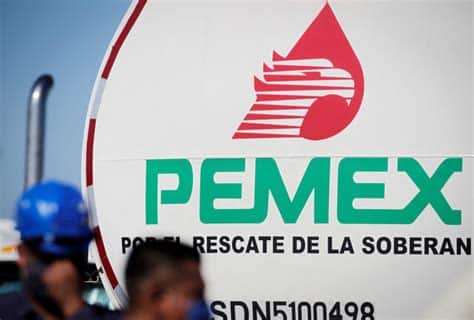 La deuda de Pemex supera los 100 mil millones de dólares, amenazando su operación y estabilidad económica nacional. Urgen medidas para mejorar eficiencia y buscar alianzas estratégicas.