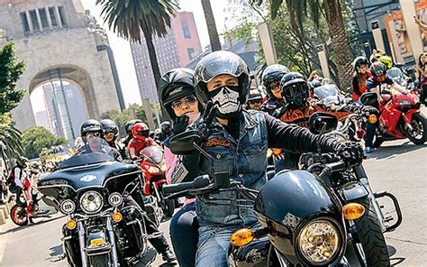 Rodadas de motos en CDMX: preocupación por la seguridad y caos vial. Autoridades buscan regular y dialogar para equilibrar diversión y seguridad.