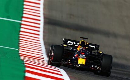 Verstappen sancionado en Austin: pierde tercer lugar tras incidente con Hamilton, resaltando el impacto de las decisiones arbitrales en la Fórmula 1.