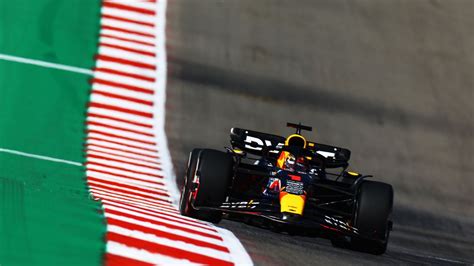 Verstappen sancionado en Austin: pierde tercer lugar tras incidente con Hamilton, resaltando el impacto de las decisiones arbitrales en la Fórmula 1.