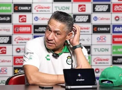 Santos Laguna despide a Ignacio Ambriz tras derrota 5-0 contra América, buscando nuevo rumbo en Liga MX. Afición espera mejoría con nuevo técnico.