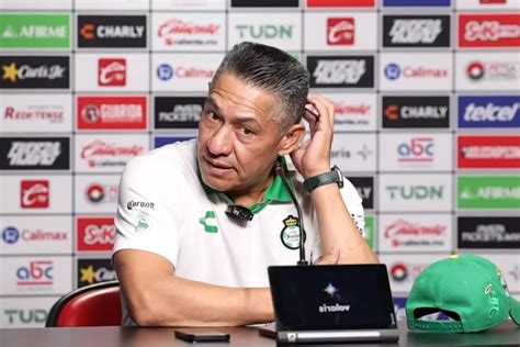 Santos Laguna despide a Ignacio Ambriz tras derrota 5-0 contra América, buscando nuevo rumbo en Liga MX. Afición espera mejoría con nuevo técnico.