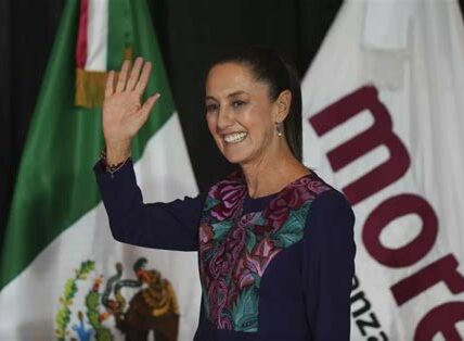 La asistencia de Sheinbaum a la toma de posesión en California refuerza lazos México-EE.UU., destacando su influencia política y la cooperación bilateral.