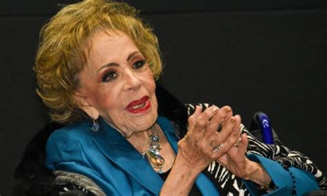 Silvia Pinal, ícono del cine mexicano, hospitalizada por infección urinaria. Su salud es estable bajo observación médica. Su recuperación es esperada con gran cariño.