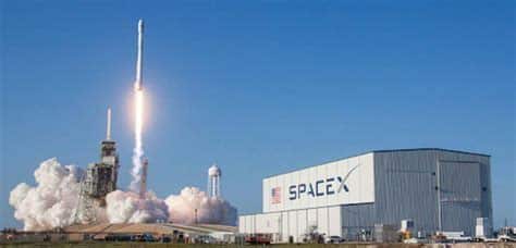 SpaceX impulsa la innovación espacial con lanzamientos efectivos y reutilización de cohetes, liderando el avance tecnológico en la industria aeroespacial.