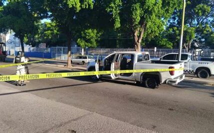 Culiacán enfrenta violencia; se suspenden clases para proteger a estudiantes y maestros, mientras fuerzas estatales y federales buscan restablecer la calma.