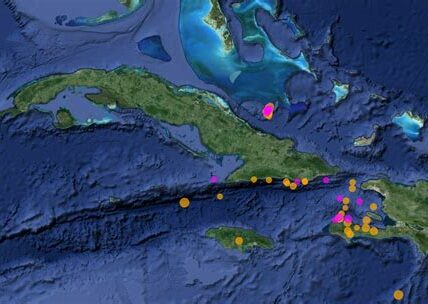 Potente sismo en el sureste cubano causa pánico y daños significativos; sin víctimas mortales, pero con edificaciones afectadas. Autoridades monitorizan réplicas y apoyan comunidades impactadas.