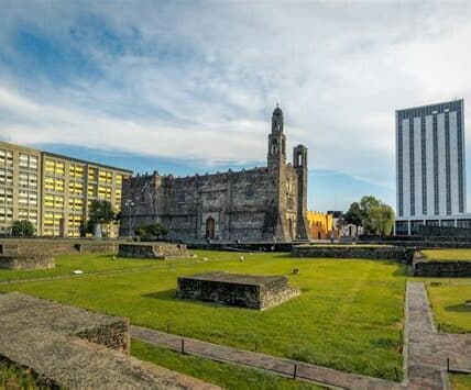 Tlatelolco, símbolo de modernidad, enfrenta abandono y deterioro estructural. Urge intervención para preservar su legado y mejorar la calidad de vida de sus habitantes.