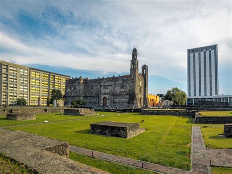 Tlatelolco, símbolo de modernidad, enfrenta abandono y deterioro estructural. Urge intervención para preservar su legado y mejorar la calidad de vida de sus habitantes.