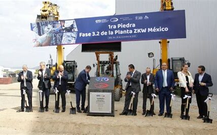 Toyota impulsa la economía mexicana con una inversión de $1,450 millones, fomentando empleos y producción en Baja California y Guanajuato.