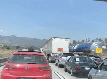 Conduce con precaución en la autopista México-Querétaro: los accidentes frecuentes y la niebla obligan a extremar medidas de seguridad. Evita riesgos innecesarios para protegerte y proteger a otros.