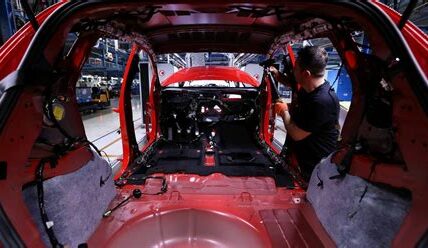 Los nuevos aranceles de Trump amenazan la competitividad de la industria automotriz, incrementando costos y preocupaciones económicas para empresas y consumidores.