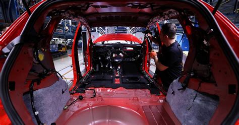 Los nuevos aranceles de Trump amenazan la competitividad de la industria automotriz, incrementando costos y preocupaciones económicas para empresas y consumidores.