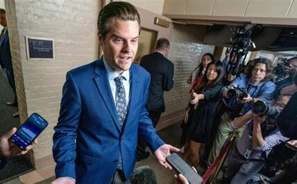 El informe ético revela malas prácticas de Matt Gaetz, resaltando mal uso de fondos de campaña y comentarios inapropiados, aumentando la presión política dentro del Partido Republicano.