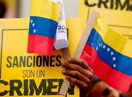 Venezuela aprueba ley para castigar el apoyo a sanciones internacionales, buscando controlar la disidencia y enfrentar la presión externa.