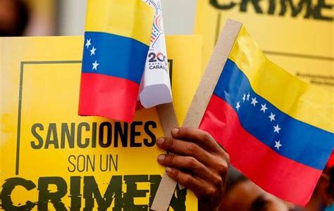 Venezuela aprueba ley para castigar el apoyo a sanciones internacionales, buscando controlar la disidencia y enfrentar la presión externa.