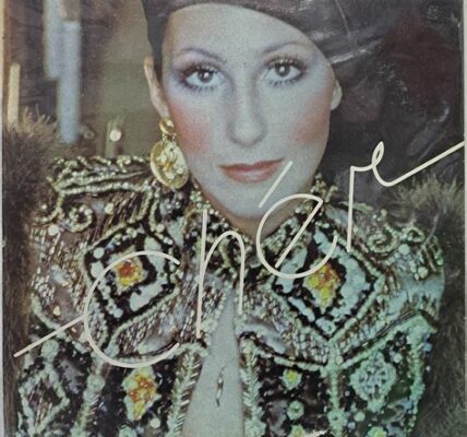 Cher podría despedirse de la música con su próximo álbum. A sus 77 años, la icónica artista aún siente pasión, pero considera el retiro.