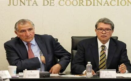 Adán Augusto López acusa a Yunes Linares de corrupción y agravamiento de violencia en Veracruz. El debate se intensifica en redes sociales.