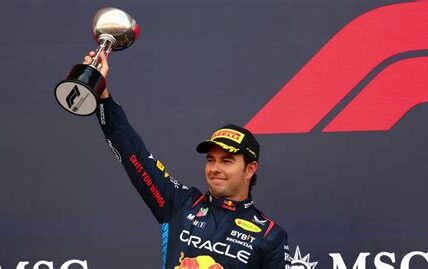 Sergio 'Checo' Pérez reafirma su compromiso con Red Bull para 2025, desmintiendo especulaciones y enfocándose en lograr sus objetivos en la Fórmula 1.