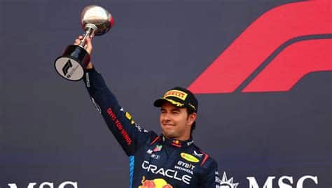 Sergio 'Checo' Pérez reafirma su compromiso con Red Bull para 2025, desmintiendo especulaciones y enfocándose en lograr sus objetivos en la Fórmula 1.