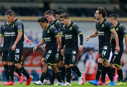 Las Chivas jugarán a puerta cerrada tras incidentes violentos. FMF busca fomentar un ambiente seguro y respetuoso en los eventos deportivos.