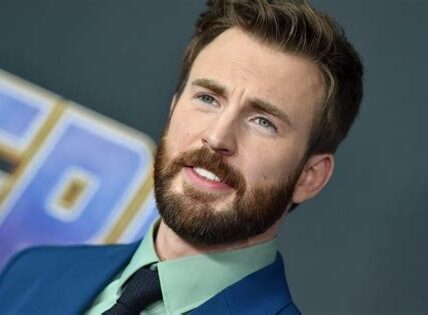 Chris Evans considera regresar como Capitán América, lo que entusiasma a los fans de Marvel, aunque aún no hay negociaciones confirmadas.