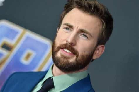 Chris Evans considera regresar como Capitán América, lo que entusiasma a los fans de Marvel, aunque aún no hay negociaciones confirmadas.