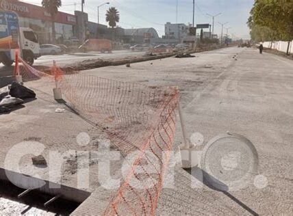 Cierre de vías del Tren Maya afecta economía local; la movilidad y el comercio sufren por retrasos y pérdidas. Autoridades buscan solución urgente.