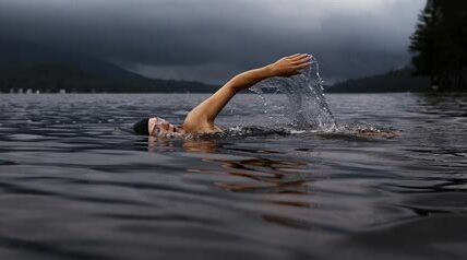 Nadar en agua fría despierta el apetito; controla las porciones para no contrarrestar los beneficios del ejercicio.