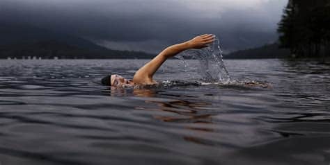 Nadar en agua fría despierta el apetito; controla las porciones para no contrarrestar los beneficios del ejercicio.