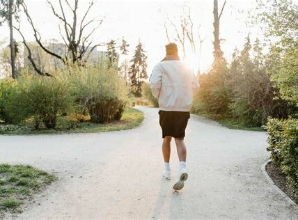 Correr al aire libre conecta con la naturaleza y mejora el estado de ánimo, mientras que la caminadora ofrece conveniencia y control climático. La elección depende de tus objetivos.