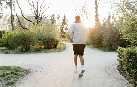 Correr al aire libre conecta con la naturaleza y mejora el estado de ánimo, mientras que la caminadora ofrece conveniencia y control climático. La elección depende de tus objetivos.