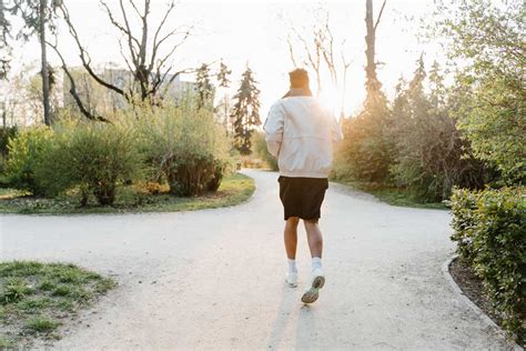 Correr al aire libre conecta con la naturaleza y mejora el estado de ánimo, mientras que la caminadora ofrece conveniencia y control climático. La elección depende de tus objetivos.