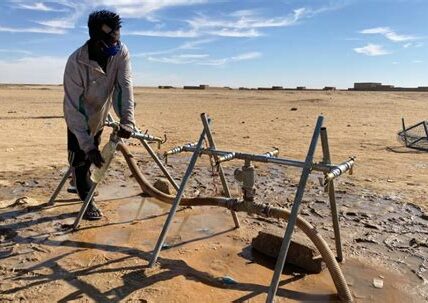 Migrantes afrontan riesgos extremos al ser abandonados en el Sahara por Argelia; urgen medidas humanitarias para salvaguardar sus derechos y seguridad.