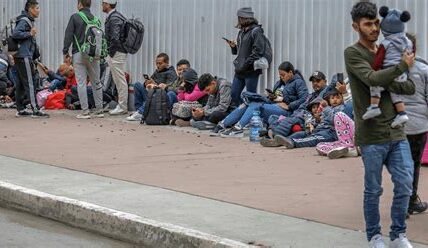 El uso de fuerzas armadas en deportaciones migratorias en EE. UU. enfrenta desafíos legales y podría afectar relaciones internacionales, especialmente con América Latina.