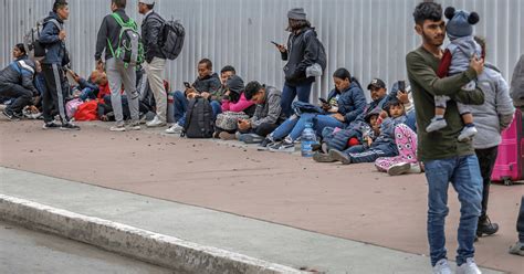 El uso de fuerzas armadas en deportaciones migratorias en EE. UU. enfrenta desafíos legales y podría afectar relaciones internacionales, especialmente con América Latina.