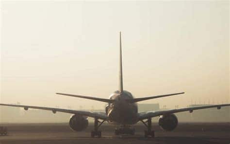 La niebla densa en el Valle de México causó demoras y desvíos de vuelos en los principales aeropuertos, afectando a miles de pasajeros.