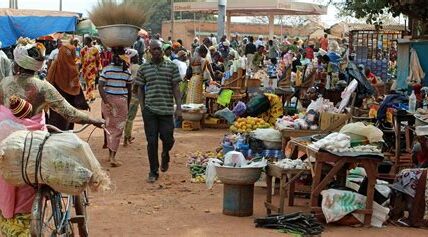 El arte de Fasky en Burkina Faso impulsa el cambio social, inspirando a jóvenes a enfrentar desafíos con valor y compromiso comunitario.