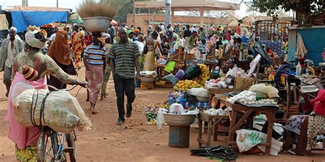 El arte de Fasky en Burkina Faso impulsa el cambio social, inspirando a jóvenes a enfrentar desafíos con valor y compromiso comunitario.