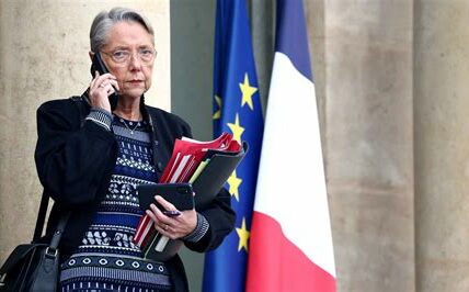 Francia experimenta tensión política al aprobarse moción de censura contra Élisabeth Borne, reflejando descontento con las políticas económicas y sociales del gobierno de Macron.