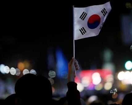 La crisis política en Corea del Sur desafía la estabilidad económica y podría afectar sus relaciones internacionales mientras aumentan las restricciones de viaje al presidente Yoon.