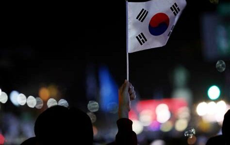 La crisis política en Corea del Sur desafía la estabilidad económica y podría afectar sus relaciones internacionales mientras aumentan las restricciones de viaje al presidente Yoon.