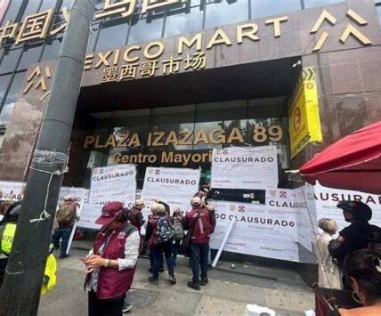 Incertidumbre y desalojo amenazan el sustento de comerciantes en Plaza Izazaga 89, generando preocupación y un llamado urgente a las autoridades para encontrar soluciones.