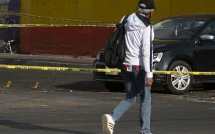 La inseguridad en la Ciudad de México preocupa a las familias. Robos y asaltos aumentan, generando un sentimiento de encierro y desconfianza en la comunidad.