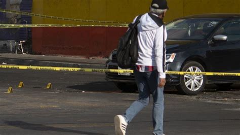 La inseguridad en la Ciudad de México preocupa a las familias. Robos y asaltos aumentan, generando un sentimiento de encierro y desconfianza en la comunidad.