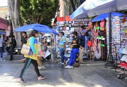 Bloqueo en CDMX: comerciantes exigen devolución de productos y liberación de detenidos. Autoridades buscan solución para restablecer tránsito y atender demandas.