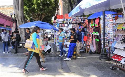 Bloqueo en CDMX: comerciantes exigen devolución de productos y liberación de detenidos. Autoridades buscan solución para restablecer tránsito y atender demandas.