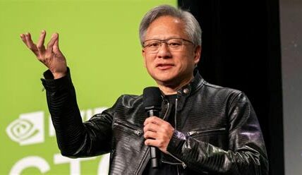 NVIDIA, liderada por Jensen Huang, revoluciona la informática con innovación constante, superando ingresos de 13 mil millones y creciendo un 88% anual.