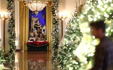 La Casa Blanca brilla con esperanza y unidad esta Navidad, destacando valores fundamentales con deslumbrantes luces y decoraciones festivas impresionantes.