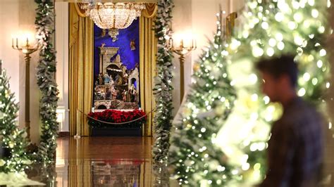 La Casa Blanca brilla con esperanza y unidad esta Navidad, destacando valores fundamentales con deslumbrantes luces y decoraciones festivas impresionantes.